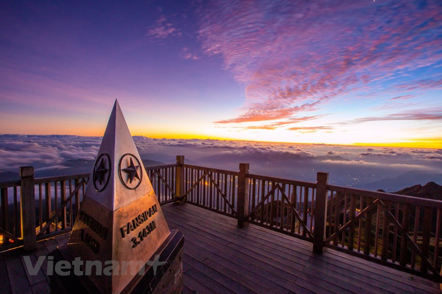 由于地形，天气和许多其他因素，征服番西邦山峰的过程并不容易。游客来到了番西邦山峰并在越南最雄伟的山顶上朝山下大声喊着“我们胜利了”很有征服大自然的感觉！每当云彩来临时，数百名摄影师和旅游爱好者不约而同地汇聚于此，沉浸于浮云之中去体验一切情绪。图自Vietnam+