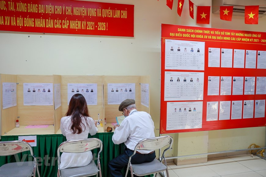 现在，范文哥先生一家祖孙三代一起参加投票，这对范文哥先生一家来说是一种自豪感。 他时刻提醒他的孩子们要意识到他们对国家的责任。 他说：“我告诉我的孩子，无论他们多忙，都要仔细研究行动计划，选出才德兼备的人，这是每个公民的责任和权利。” 图自Vietnam+