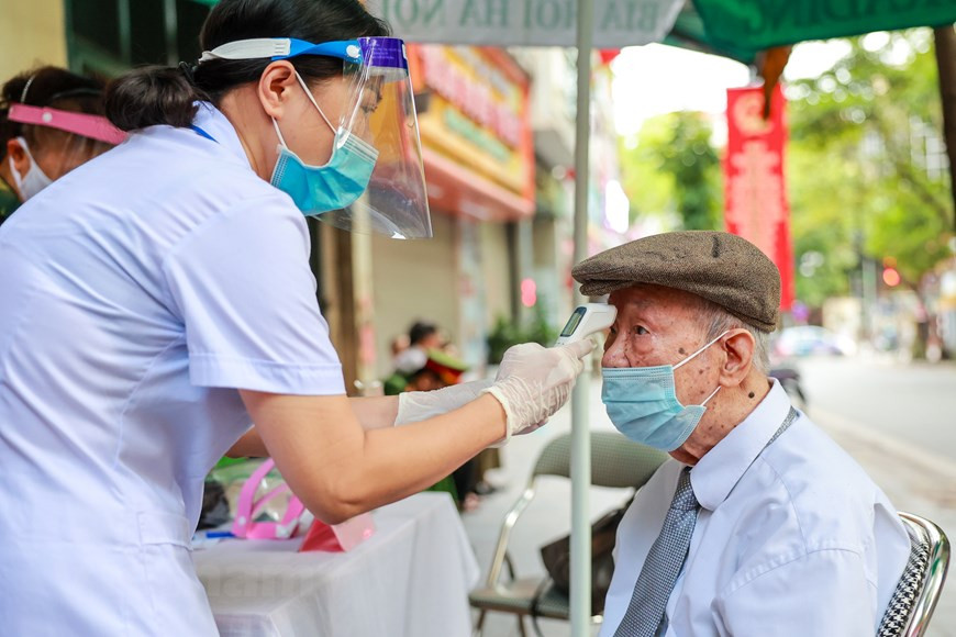 今年，由于新冠肺炎疫情形势复杂严峻，选举组严格遵守卫生部规定，确保选民安全投票。各选举单位采取系列防疫措施，如对前来投票的选民进行体温测量，要求选民在投票之前填写健康申报表，在投票现场必需佩戴口罩和保持安全距离等，以避免疫情通过投票活动扩散蔓延。图自Vietnam+