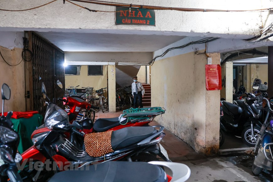 23日上午，在越南第十五届国会代表和2021-2026 年任期各级人民议会代表选举日，李太祖选区年纪最大的选民——范文哥先生投下第一票。今天成为范文哥先生同全国近6900万选民的一个特别星期日。此次换届选举中，6900万越南选民将行使自己的权利和义务，投票选举出国会的500名代表以及各级人民议会的数千名代表。图自Vietnam+