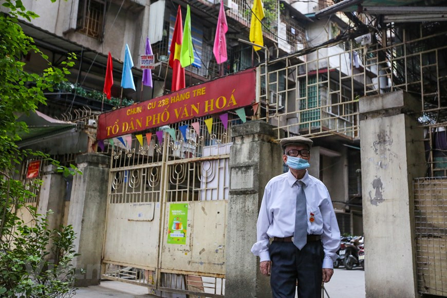 从河内市还剑郡李太祖坊竹行街上的“竹行23B”小区第三楼的一个小房间出发，范文哥走一段又停下来休息休息，停了三次才能到达设在竹行街42号的“小鸟”幼儿园的李太祖选区2号投票站。距离只有几十米，却让他有点疲惫。 不过，范文哥先生说，他会自己去投票站，不需要子孙或选举组的帮助，因为今天他参加的是国家的重大节日。图自Vietnam+