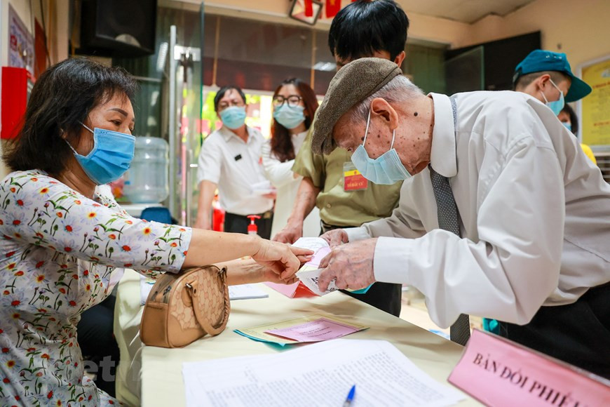 在以往的选举日，范文哥先生一向是选区的领先和模范选民。虽然他投过很多票，但对他来说，每一次投票都像第一次一样的神圣。尽管年老体弱，范文哥先生一直密切关注选举相关信息，仔细研究国会代表和各级人民议会代表候选人名单，以选出最优秀最合格的代表。图自Vietnam+
