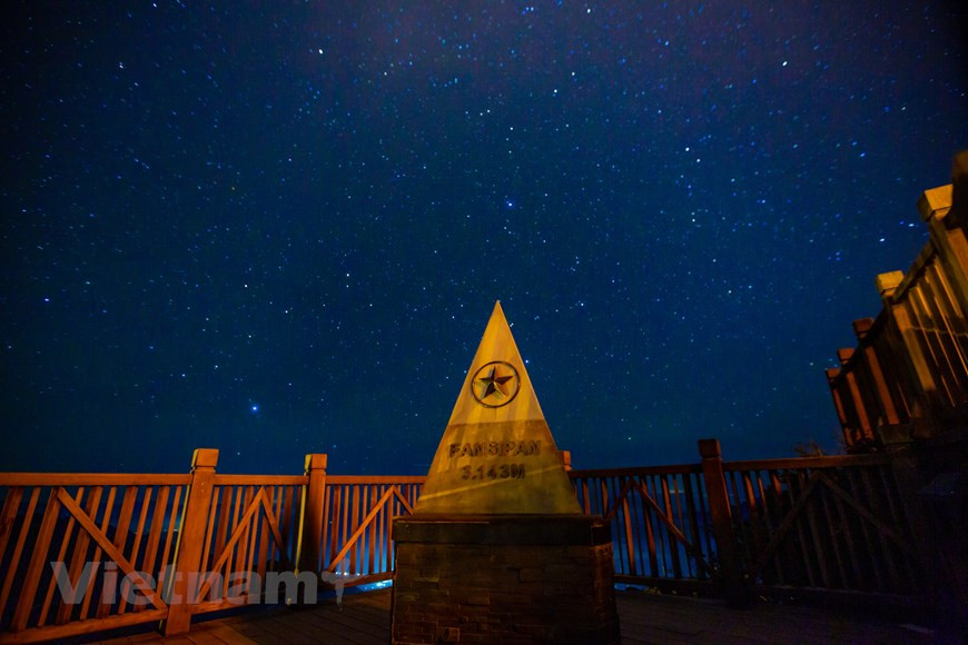番西邦峰是雄伟的黄连山山脉中越南最高的山峰，因此被誉为越南的“屋顶”。番西邦峰位于越南西北地区的老街省沙巴镇，海拔1600米，距离老街市33公里。番西邦最高峰海拔3147.3米。征服番西邦峰是不少探险爱好者和年轻人的渴望。探索和征服“印度支那屋脊”并从高处俯瞰国家的旅程是一种独一无二的体验。图自Vietnam+