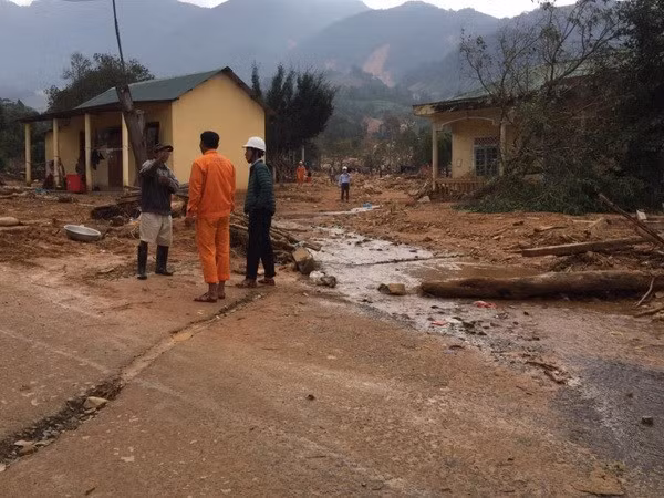 尽管供电系统已恢复正常， 但当地居民仍无法使用清洁用水。图自Vietnam+