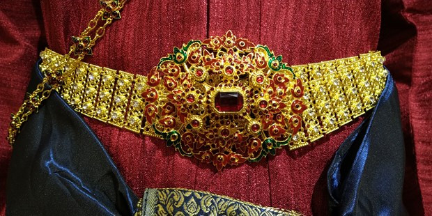 参观展览时，观众可亲眼目睹各具特色的传统服饰，如越南的五身袄、泰国男士传统服饰抹胸（Raj Pattern）、 马来女性的传统服饰古笼服(Baju Kurung)、马来西男士的传统服饰Baju Melayu 等。通过讲解员的说明，观众们将更加了解各国传统服饰上的花纹与颜色的意义。图自 Vietnam+