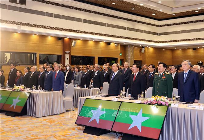 越南政府总理阮春福同越南各部委行业领导出席闭幕式。图自越通社