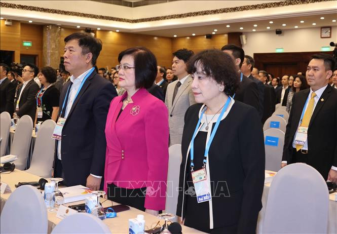 出席闭幕式的与会代表。图图自越通社