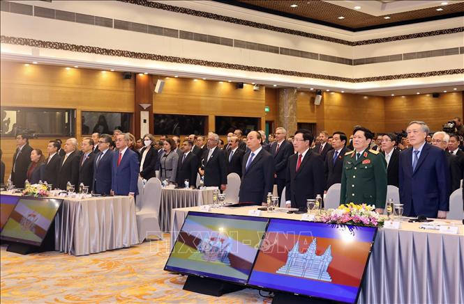 越南政府总理阮春福同越南各部委行业领导出席闭幕式。图自越通社