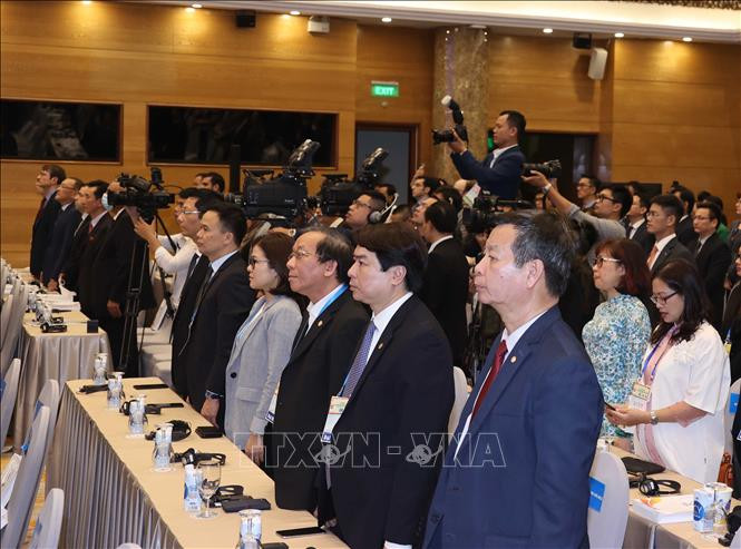 出席闭幕式的与会代表。图自越通社