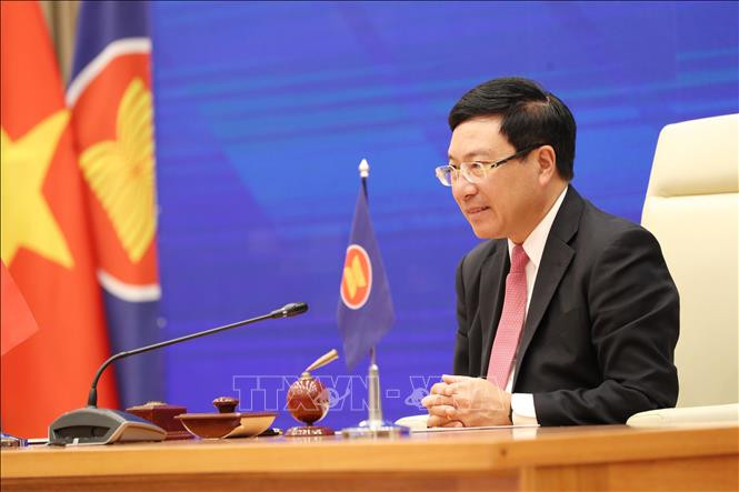 越南政府副总理兼外长范平明在仪式上发言。图自越通社