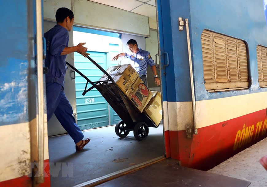 火车从河内火车站出发运往承天-顺化省。图自越通社
