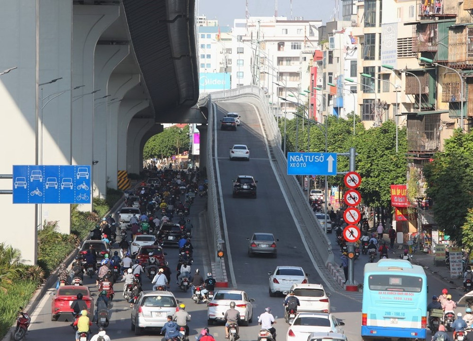在望十字路口，通车第一天交通通畅。越通社记者 名岚 摄