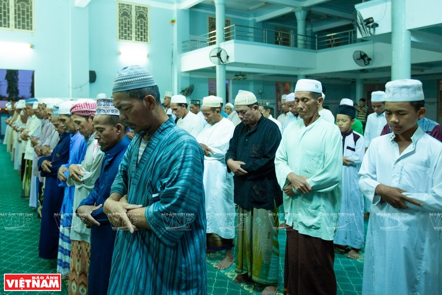 麻斯吉•努鲁•艾善与众不同的是设置专供参拜女性用的隔间，因为按规定男女要分开行礼。图自越通社