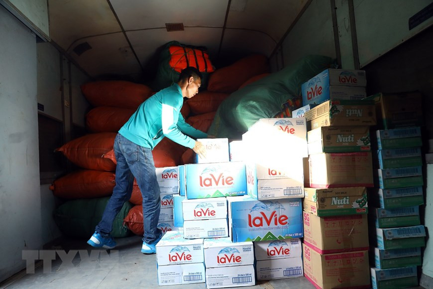 运输的货物主要是粮食食品、饮水、药品、救生圈和衣服等。图自越通社