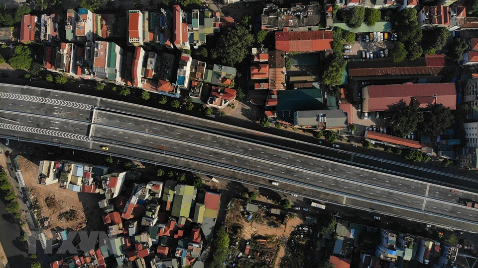 从高俯瞰望十字路口—楚四字路口路段 2号高架环路全景。越通社记者 名岚 摄