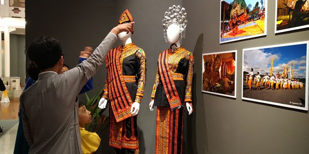 2020年东盟各国传统服饰展展示文莱、柬埔寨、印度尼西亚、老挝、马来西亚、缅甸、菲律宾、新加坡、泰国和越南等东盟十国传统服饰中的一部分。另外，有关各国美丽风景、传统文化、风土人情的图片也让观众更加了解东盟各国。图自 Vietnam+