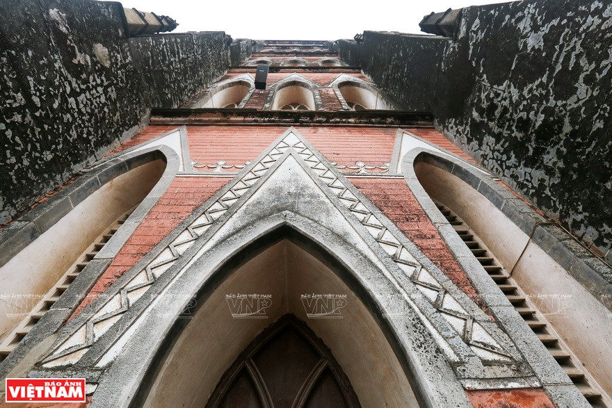 楚建教堂总长67.2米、宽31.2米、高23.2米，正殿内纵列四排柱子分为五格间，可容纳四五千人。图自越通社/越南画报记者 越强