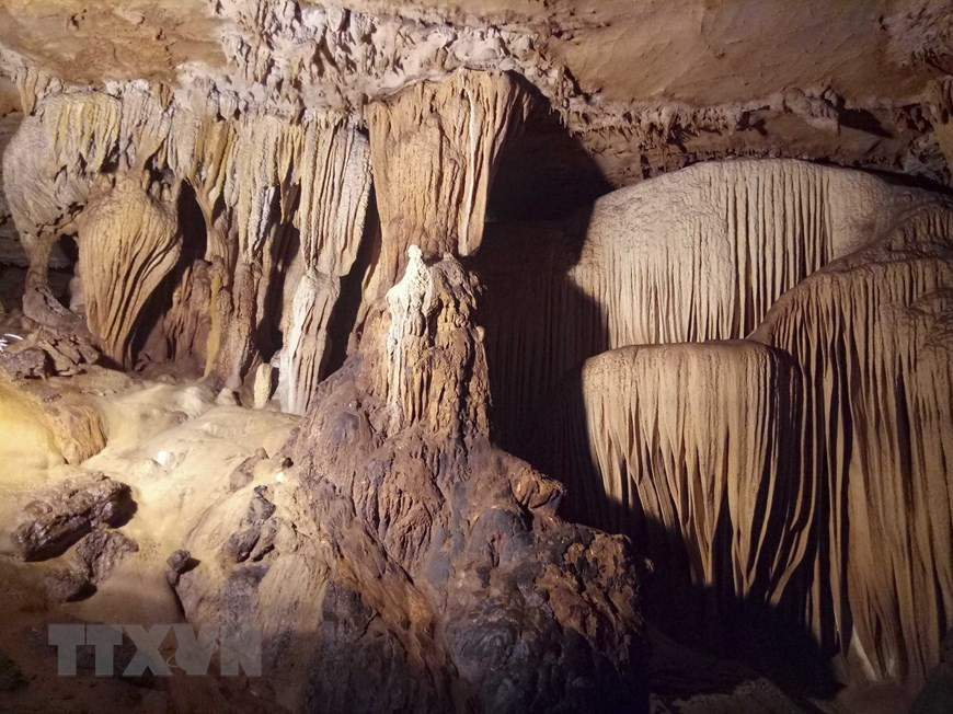 深坤洞穴里的神秘感令人似乎进入另外一个世界。越通社记者春思 摄