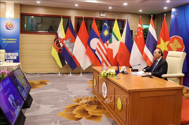 越南政府总理、2020年东盟主席阮春福在会议上发表讲话。图自越通社