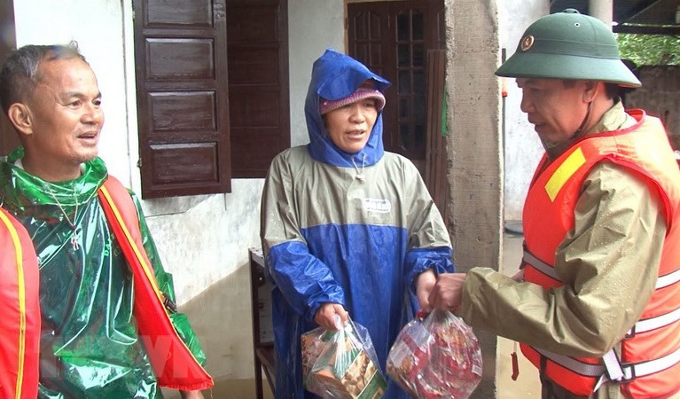发放给居民的货物主要是粮食食品、饮水、药品和衣服等。图自越通社