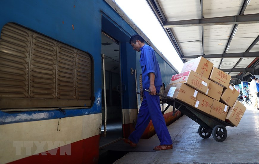 越南北-南铁路开通，火车运送30多吨货物，服务中部地区居民。图自越通社