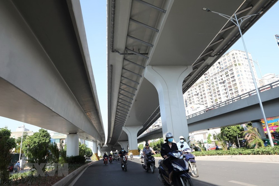 望十字路口—楚四字路口路段2号高架环路正式通车，2号环路交通更加畅通，有助于缓解交通拥堵现象。越通社记者 名岚 摄