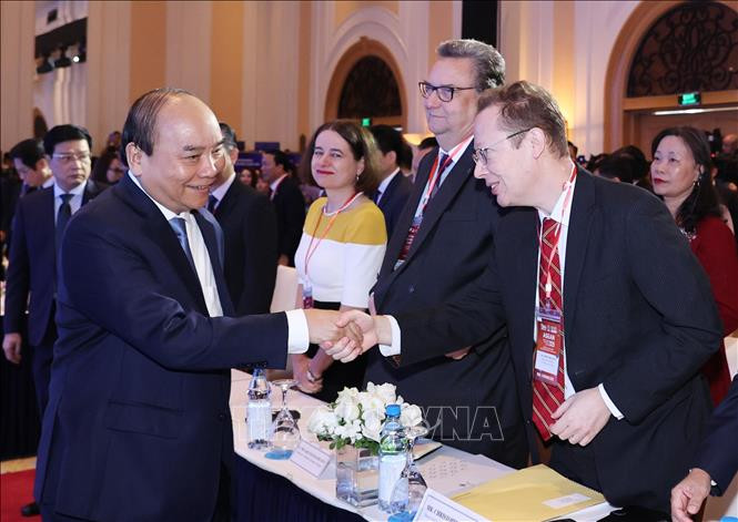 越南政府总理阮春福亲切会见出席会议的国际代表。图自越通社