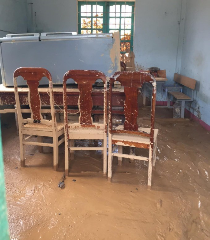 向立社区文化屋满地都是泥土。图自Vietnam+