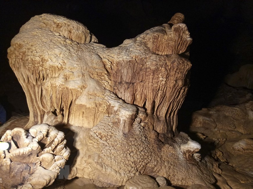 形状稀奇的钟乳石在地上形成。越通社记者春思 摄