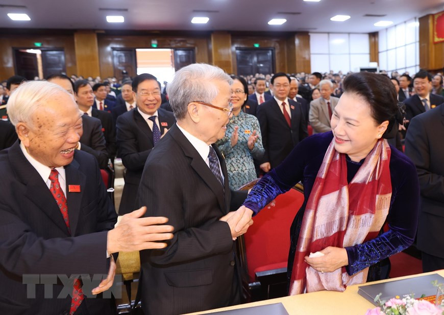 越共中央政治局委员、越南国会主席阮氏金银同一些原领导一同出席清化省党部代表大会。图自越通社