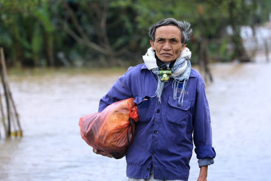 各地方灾民领到生活必需的食品和其他救援物资。图自越通社