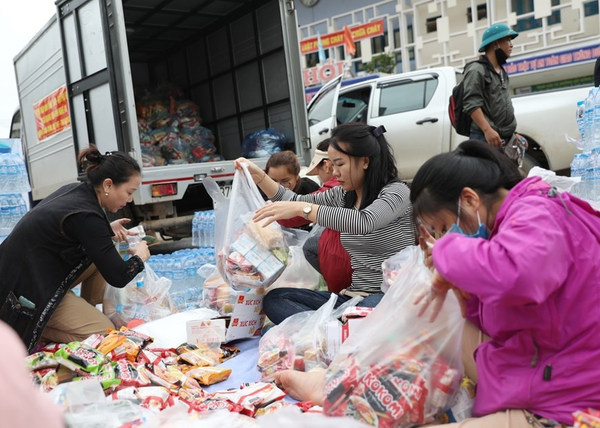 本着“为灾民献上爱心”的精神，全国同胞积极响应捐款和捐赠食物活动。图自越通社