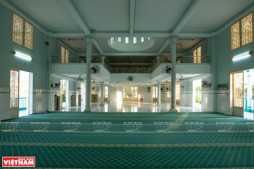 麻斯吉•努鲁•艾善圣堂内的建筑非常简单，宽敞通风，便于行礼。图自越通社