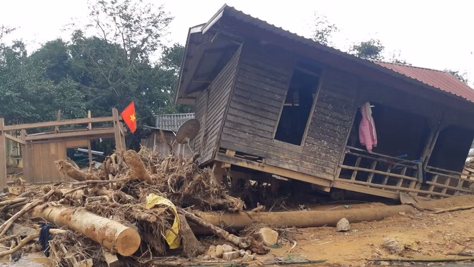 向立乡到处都是泥土和破烂的住宅。图自Vietnam+