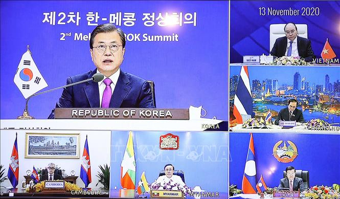 韩国总统文在寅在会上发表演讲。图自越通社