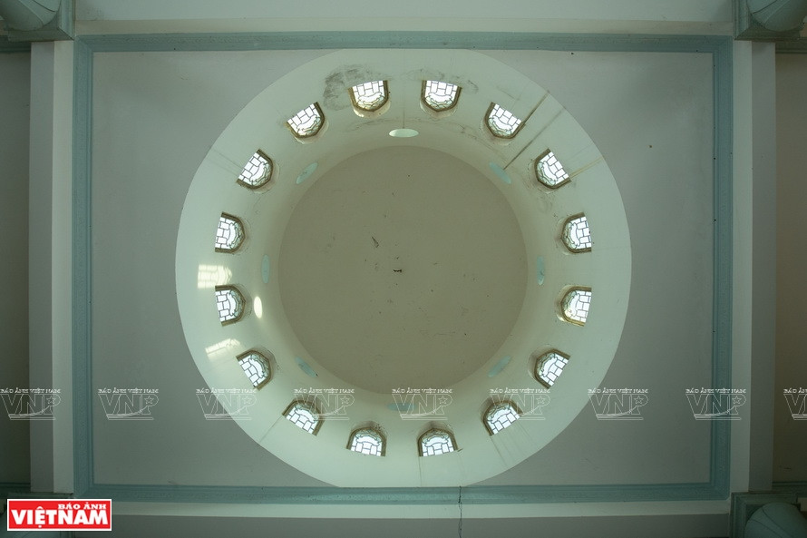 圣堂四周有一系列的拱形建筑装饰，呈现柔和对称的线条。图自越通社