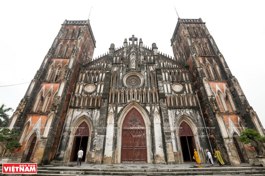楚建教堂采取哥德式建筑风格，包括正殿、主教座和神学院。图自越通社/越南画报记者 越强