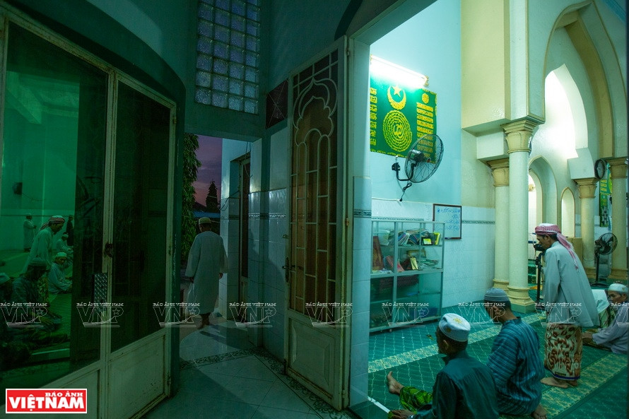 信徒每天五次来堂行礼，住在远处，抽不开身的可在家行礼。图自越通社
