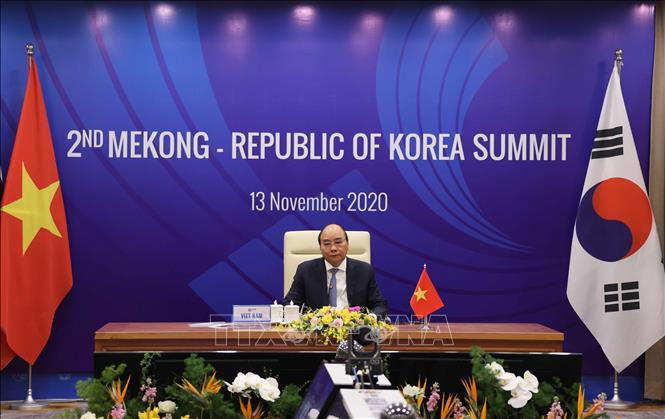 2020年11月13日在河内，越南政府总理、2020年东盟主席阮春福和韩国总统文在寅共同主持第二届湄公河流域国家-韩国峰会。会议以视频形式举行。自越通社