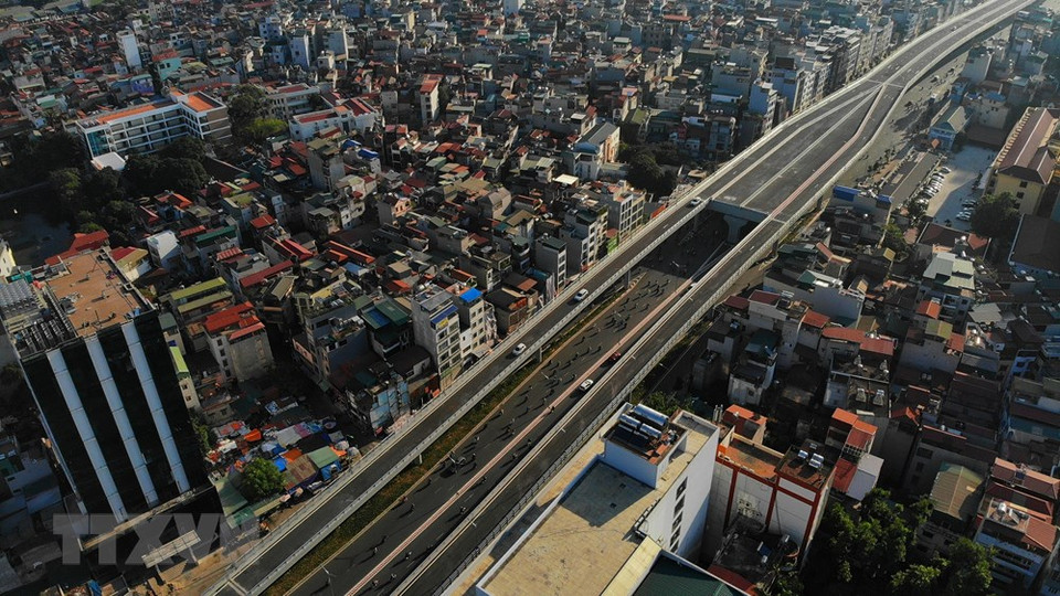 望十字路口—楚四字路口路段 2号高架环路全景。越通社记者 名岚 摄