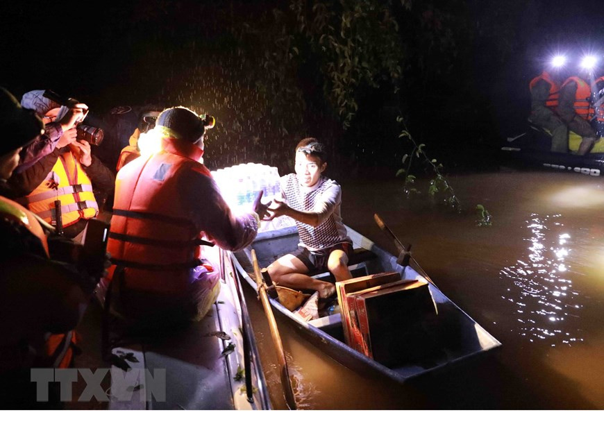 发放给居民的货物主要是粮食食品、饮水、药品和衣服等。图自越通社