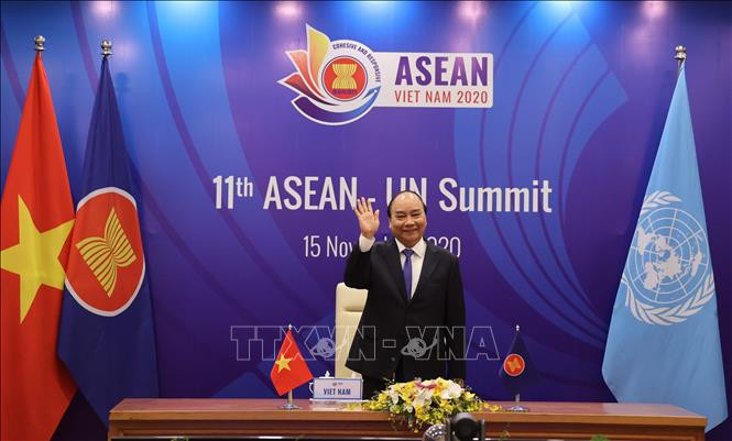 越南政府总理、2020年东盟主席阮春福主持会议。图自越通社