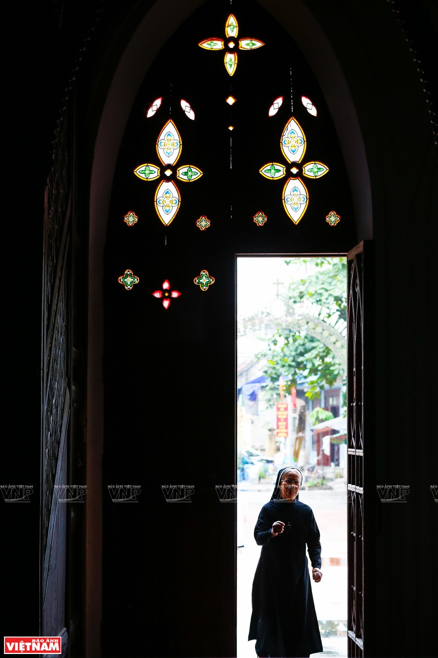 墙上窗口镶嵌绘着诸圣和圣经故事的彩色玻璃画。图自越通社/越南画报记者 越强