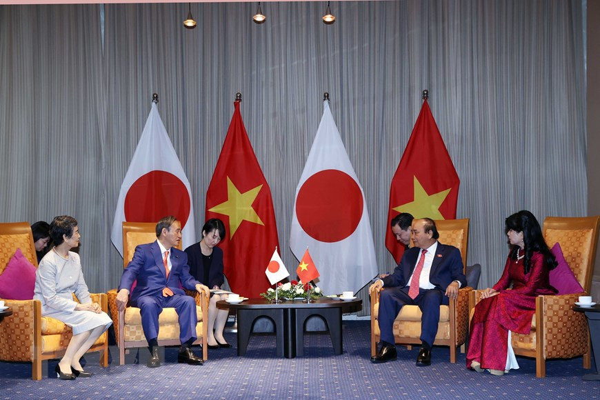 越南政府总理阮春福与日本首相菅义伟亲切交谈。图自越通社