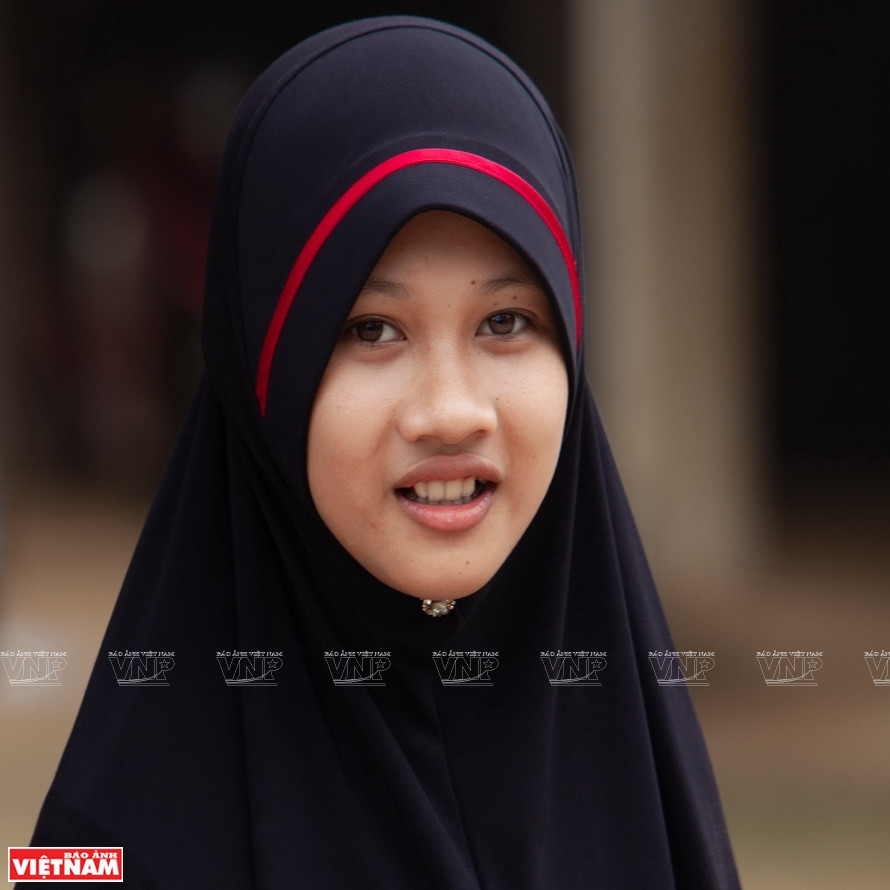 占族女孩穿罩袍、戴头巾。图自越通社