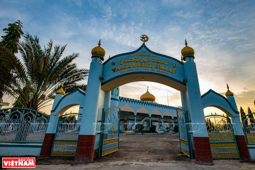 麻斯吉•努鲁•艾善圣堂正门建筑。图自越通社