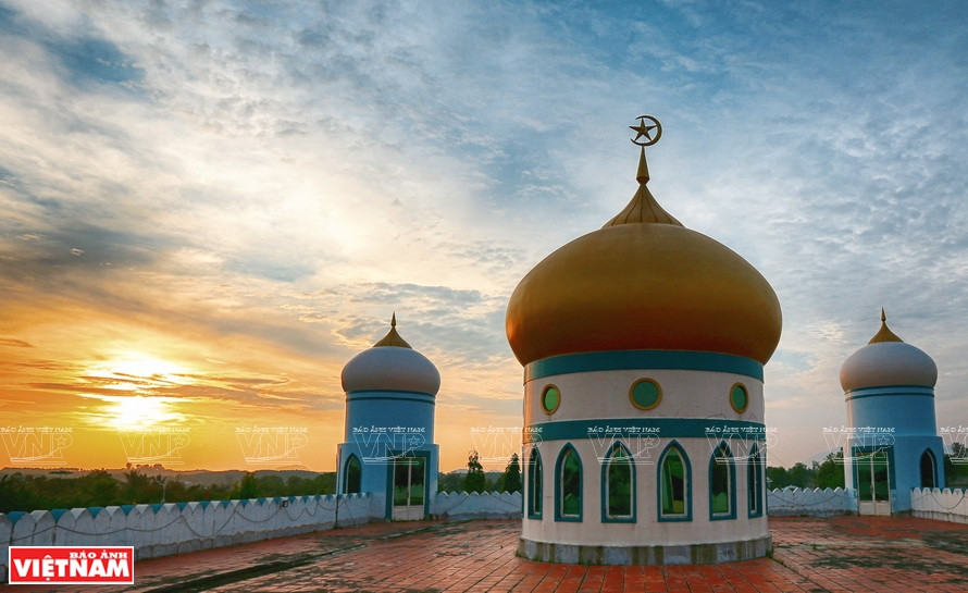 圣堂屋顶四角立着四座尖塔，中央是一座拱形大塔，塔尖装饰着回教新月和五角星的标志。图自越通社