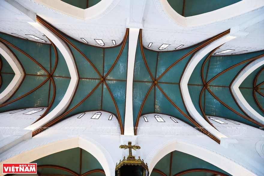 楚健教堂屋顶成穹隆形，设有尖塔，宏丽轩昂。图自越通社/越南画报记者 越强