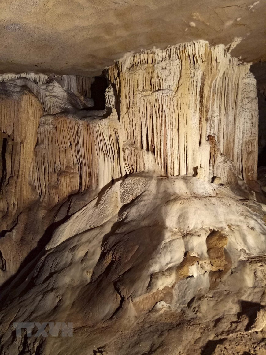 钟乳石给深坤洞打造自然之美。越通社记者春思 摄