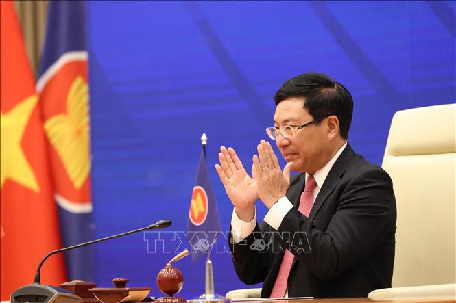 在第37届东盟峰会及其相关会议框架内，2020年11月10日上午，越南政府副总理兼外长范平明主持哥伦比亚、古巴和南非加入《东南亚友好合作条约》签字仪式。图自越通社